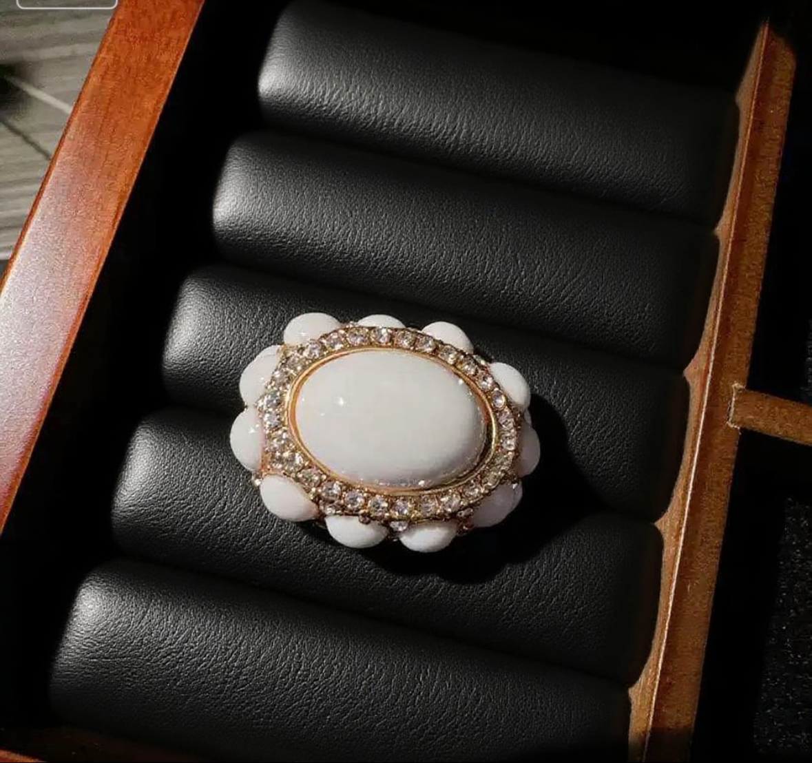 A zircon ring featuring cream-colored, egg-shaped and flower-like designs