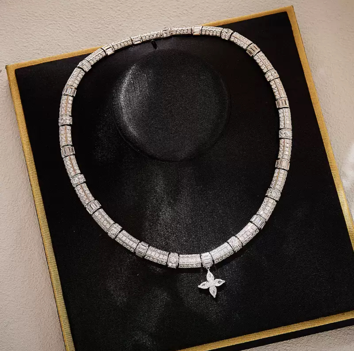 Platinum-plated four leaf clover chocker