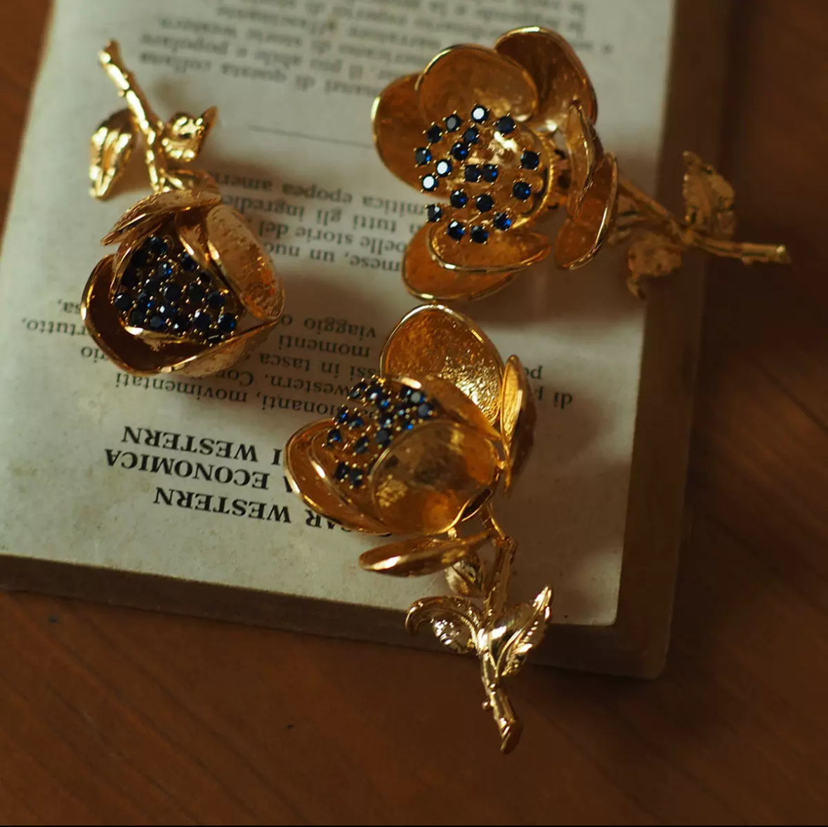 Mechanical blue flower brooch