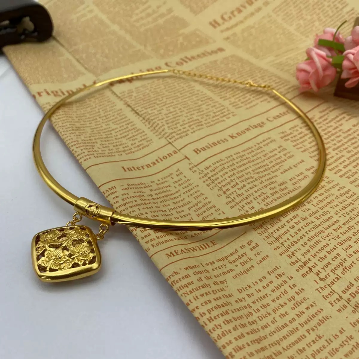 Hand-carved lotus pattern hollow lock pendant (silver plated with gold)